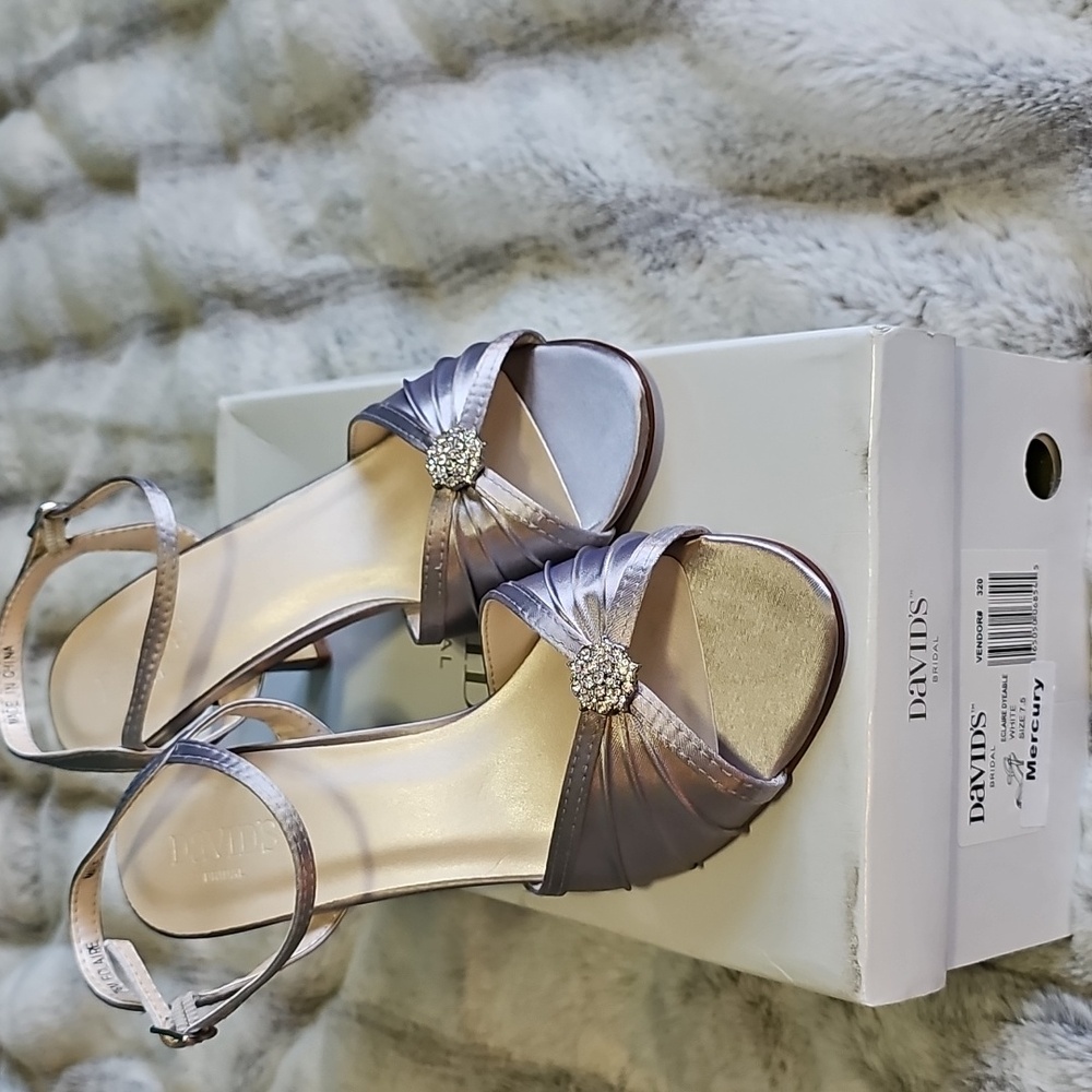 Size 7.5 David's Bridal Color Mercury Formal Dress Shoe